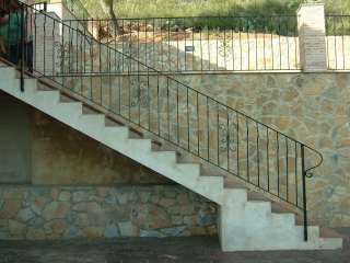 Barandilla escalera y en terraza compuesta de barrote macizo con doble en parte superior,adornos de gran prestancia resaltando la y ofreciendo un sentido artstico de forja al conjunto.